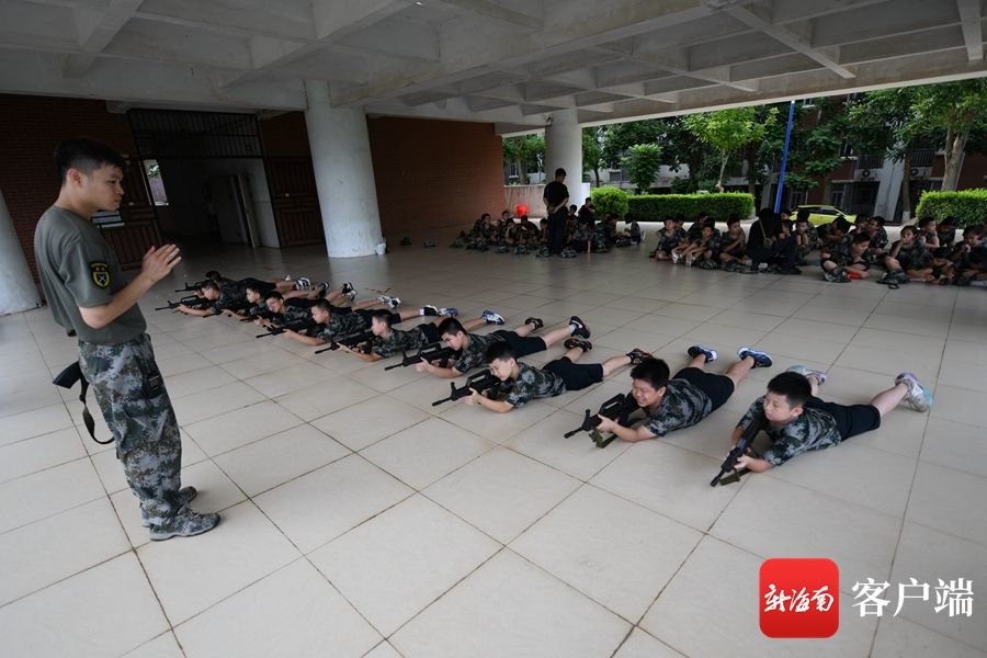 小营员们进行"卧姿据枪"训练.记者 陈卫东摄