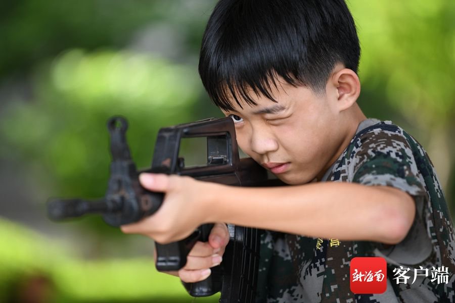小营员进行"站姿据枪"训练.记者 陈卫东摄