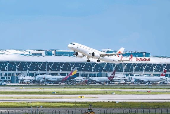 昨天,第二架国产c919客机从浦东国际机场调机起飞.施驭风摄