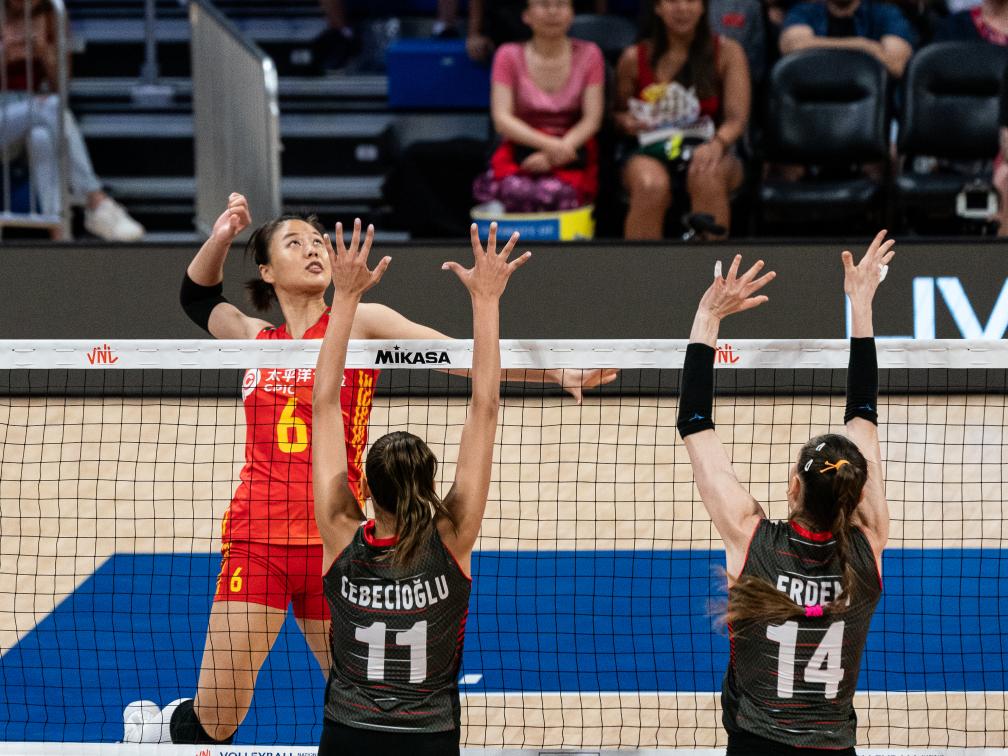 7月16日,中国队球员龚翔宇(左一)在比赛中扣球.新华社发(陈晨摄)