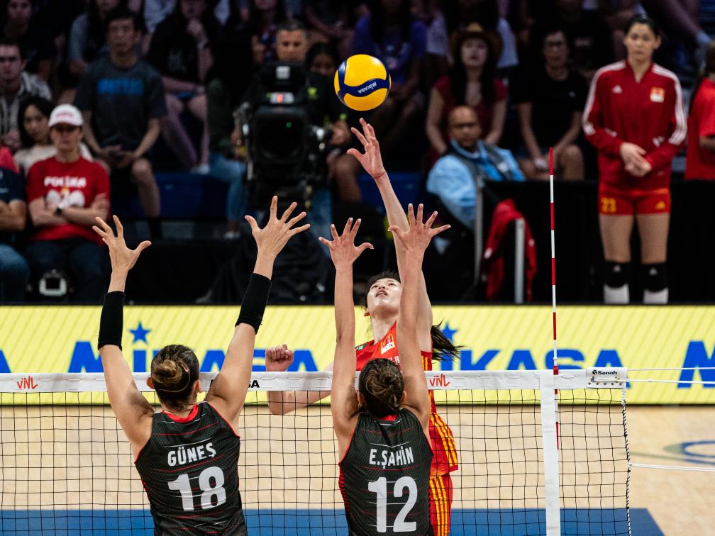 7月16日,中国队球员李盈莹在比赛中吊球.新华社发(陈晨摄)