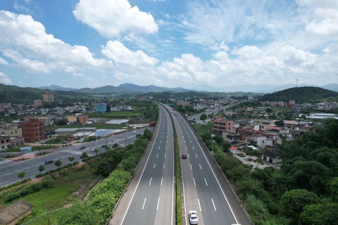 7月13日,记者从佛冈县召开的京港澳高速公路粤境清远佛冈至广州太和段