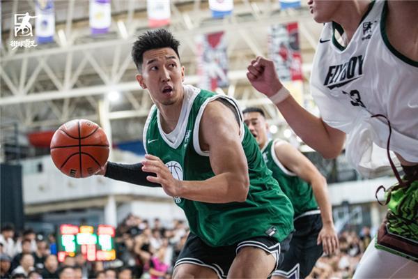 (北京瓷器厂曹岩奋战赛场)