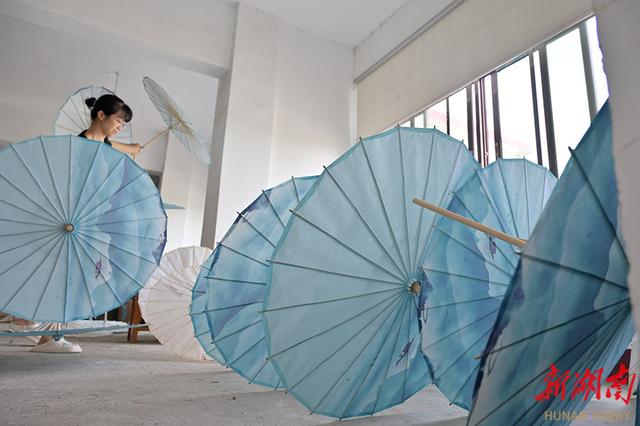 "非遗"油纸伞 小镇吹"国风"_新浪财经_新浪网