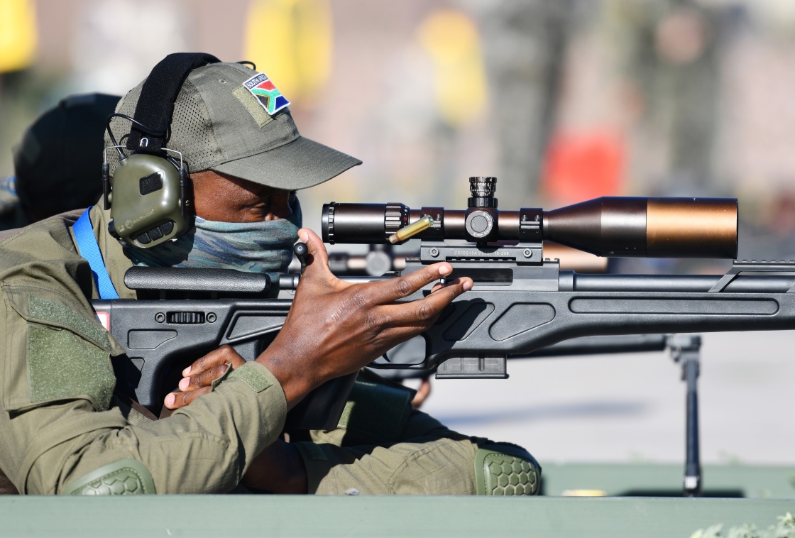参加"锋刃-2023"国际狙击手射击竞赛的南非参赛队员在运动目标狙击