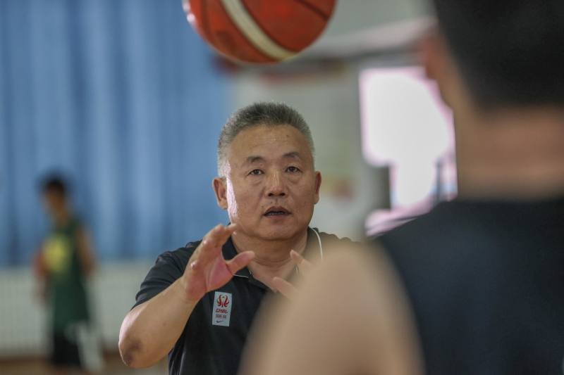 7月11日,北京密云二中篮球馆,正在向学生们讲解技术动作的张洪斌.