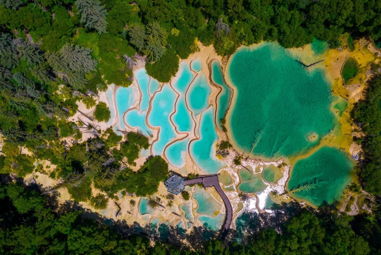 航拍神仙池风景区莲台彩池.景区供图
