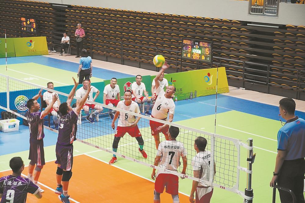 在第十四届全运会气排球比赛中,长泰健儿奋力一击.颜小君 摄