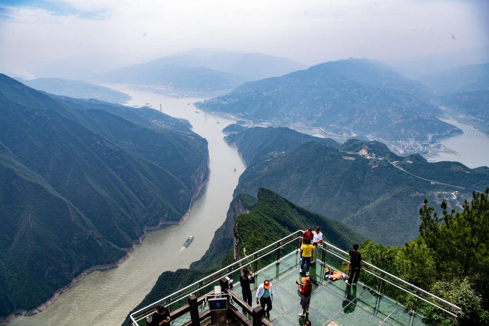 6月9日,游客在重庆市奉节县三峡之巅景区游览新华社记者唐奕 摄