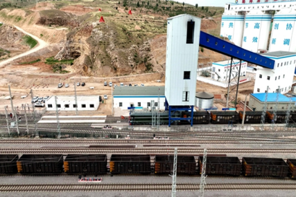 图为国家能源集团新朔铁路龙王渠专用线首列装车现场