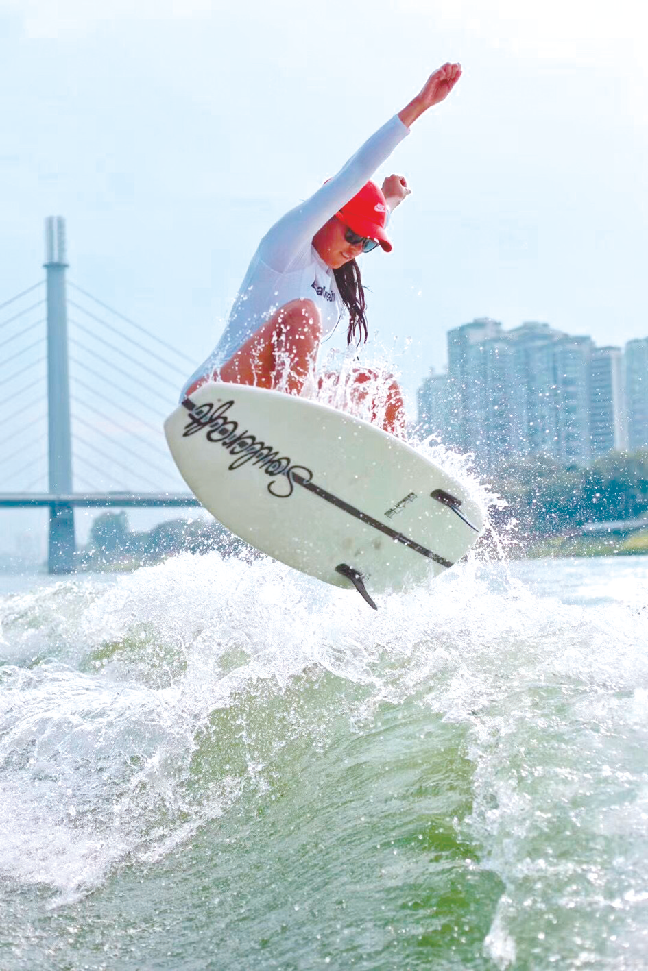 &nbsp;&nbsp;&nbsp;&nbsp;何晨在邕江玩尾波冲浪(受访者供图)