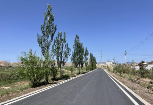 霍家湾村村民潘玉顺说,原来的大川公路因年久失修,老化破损严重,整体