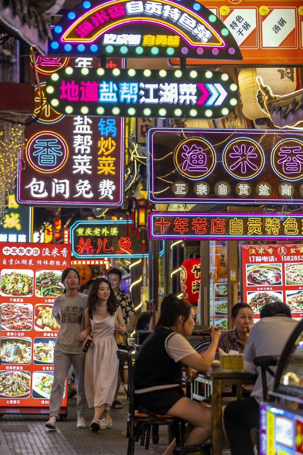 6月11日,人们在成都猛追湾街道望平社区的美食一条街"香香巷"中逛街.