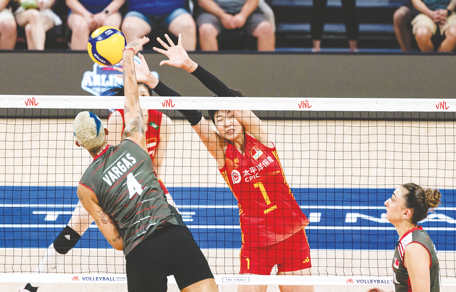 &nbsp;&nbsp;&nbsp;▲7月16日,中国队球员袁心玥(前中)在比赛中拦网