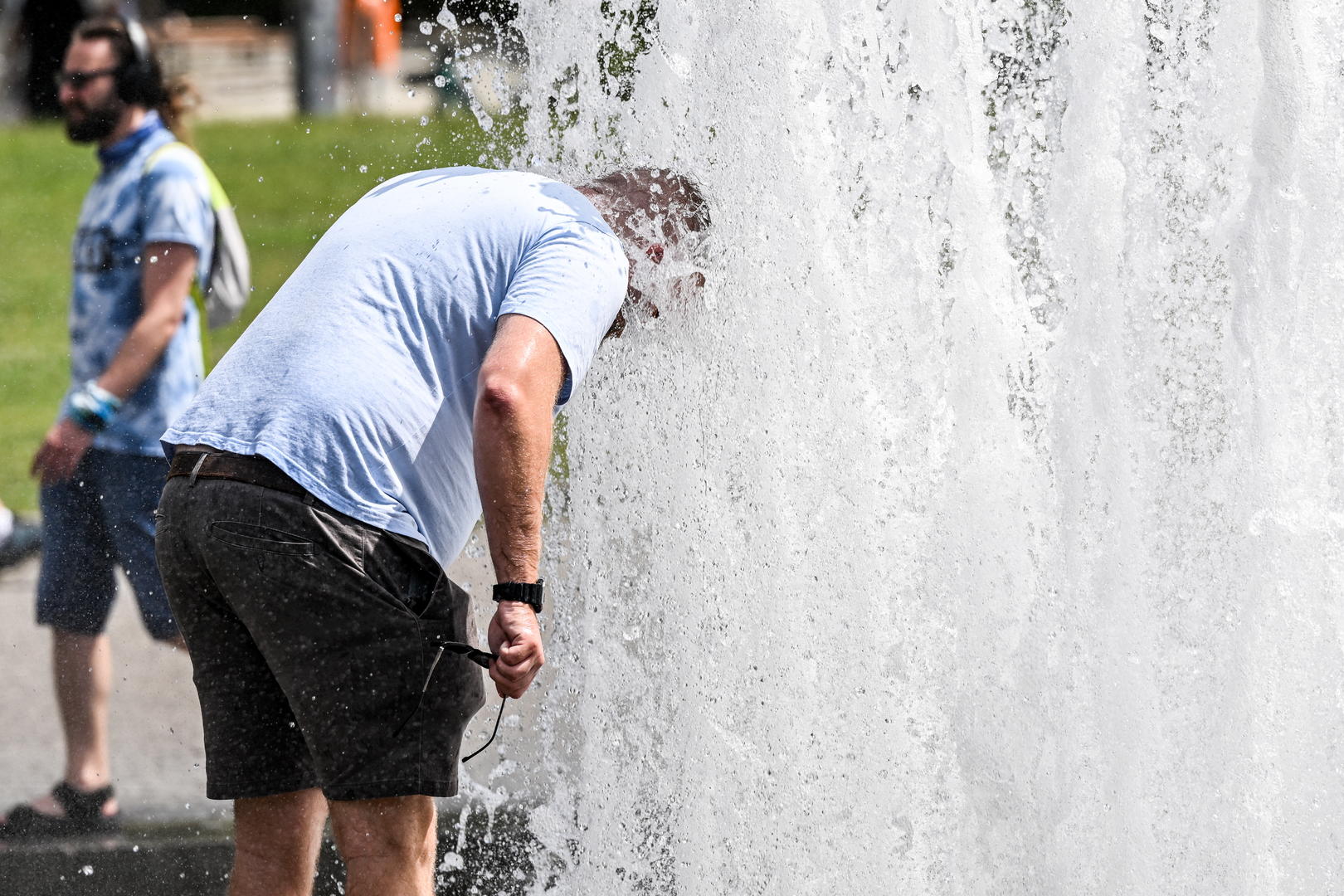 ▲7月17日，德国柏林，一名男子使用公共喷泉的水降温。德国以及欧洲大部分地区正经历一场高温天气 图据IC photo