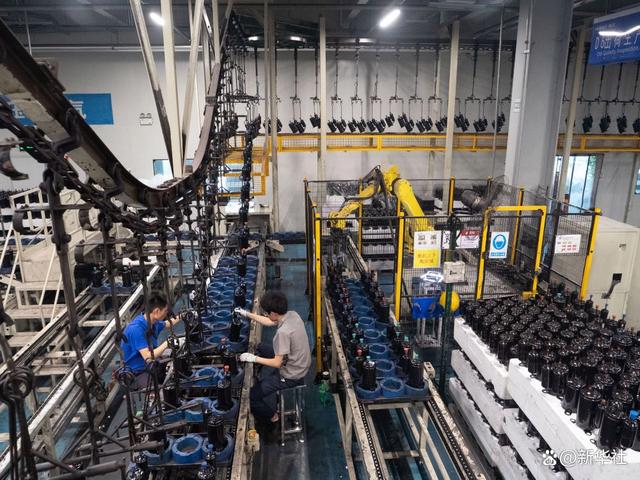 图为在南昌海立电器有限公司生产车间，生产好的压缩机产品正在下线。新华社记者郭杰文 摄