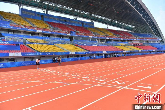 成都双流体育中心体育场跑道和看台. 张浪 摄