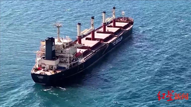 ▲当地时间17日，黑海运粮协议下最后一艘运粮船驶离黑海港口