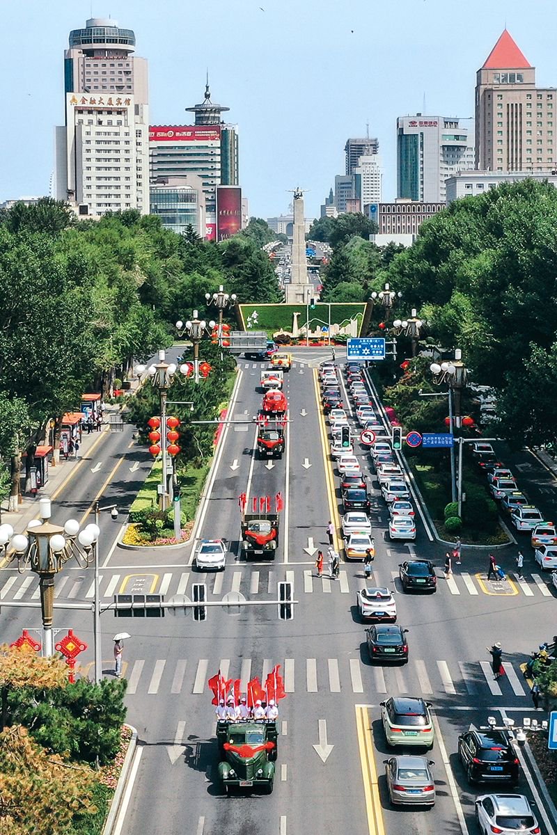 一汽解放卡车行驶在长春的街道上(2023 年 6 月 26 日摄) 许畅摄 / 本