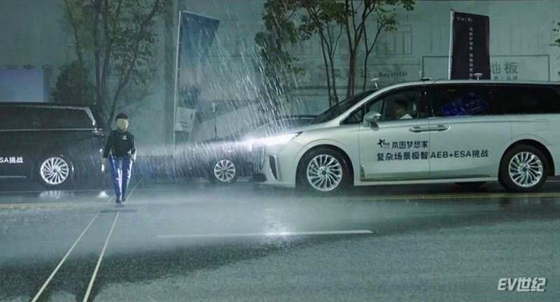 谁能定义豪华新能源MPV？