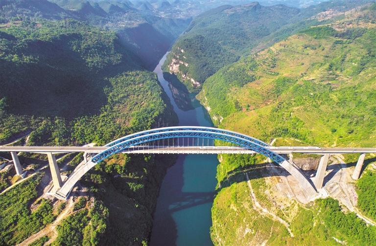 列车驶过成贵铁路鸭池河大桥. 史开心 摄