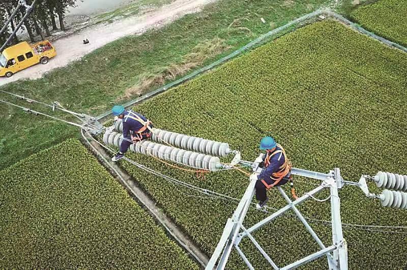 锦州供电公司员工在输电线路上进行检修作业。刘文剑 摄