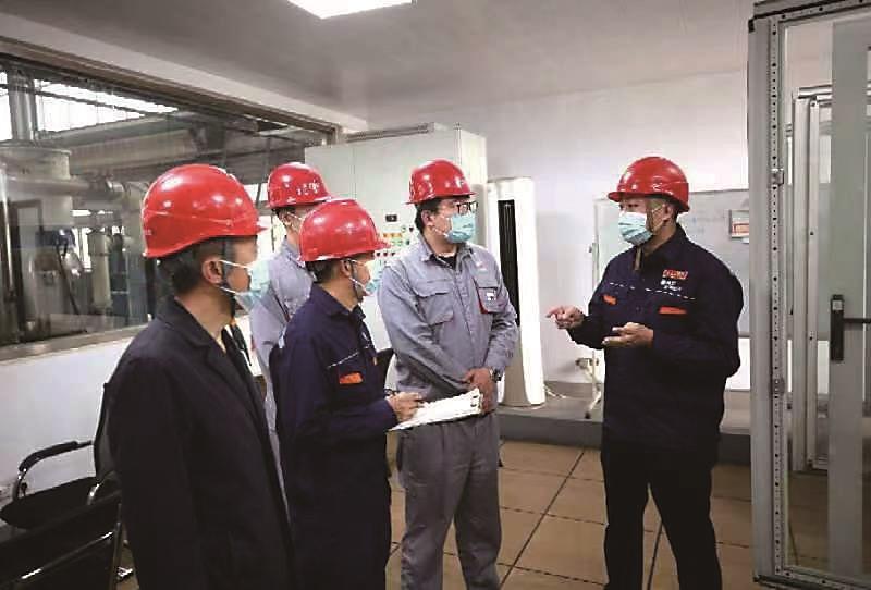 锦州供电公司员工在锦州集信实业有限公司了解企业用电需求。 刘文剑 摄