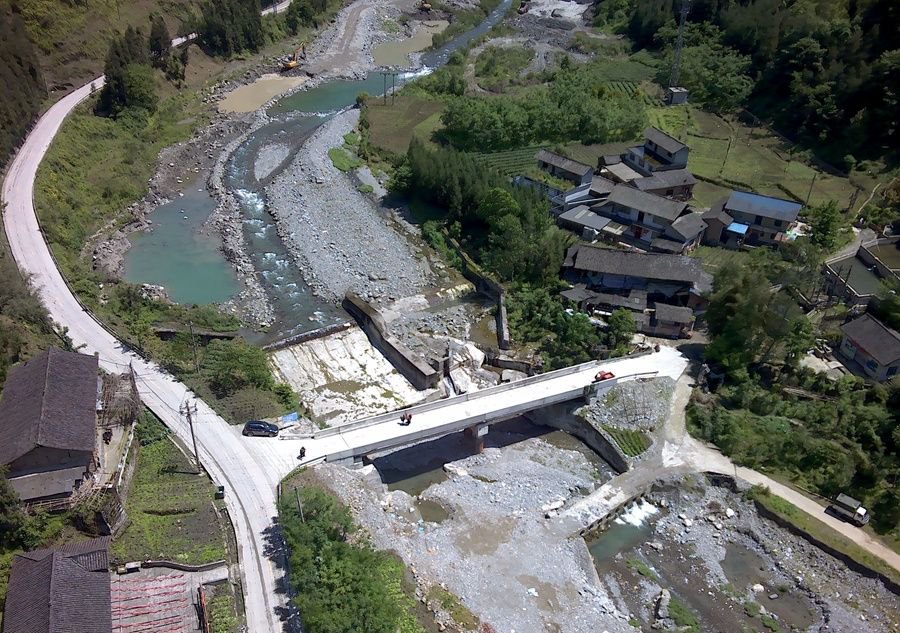雅安市芦山县太平镇水堰头铁索桥改公路桥. 省交通运输厅公路局供图