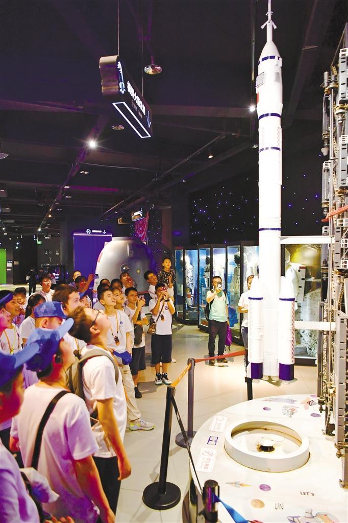 7月13日,学生们在西安九号宇宙航天探索馆了解火箭发射知识.