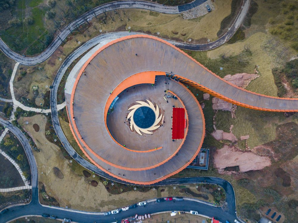 成都龙泉山城市森林公园的被称为"城市之眼"的丹景台.(胡大田摄)