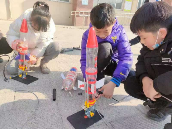孙莹带孩子们做王印老师的水火箭