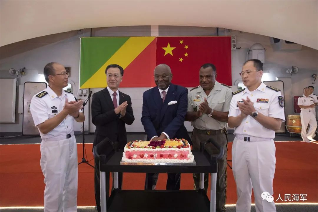 中资机构,华人华侨和刚果(布)海军官兵代表等200余人到码头送行