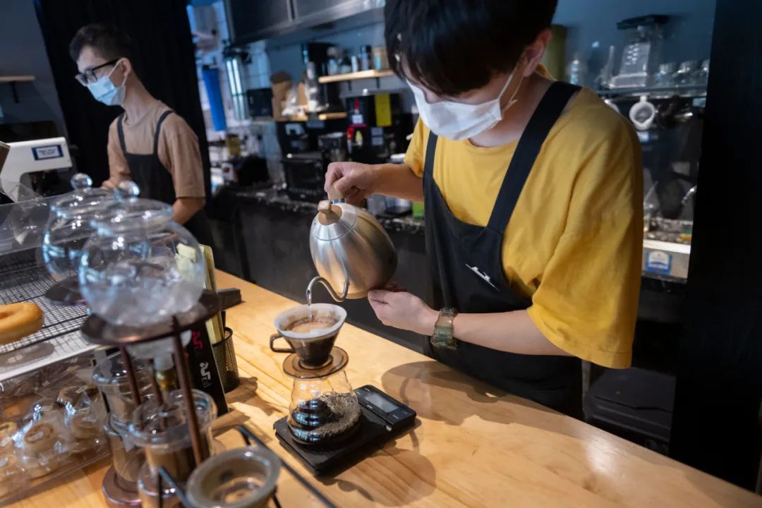 咖啡师在制作手冲咖啡.周华东 摄