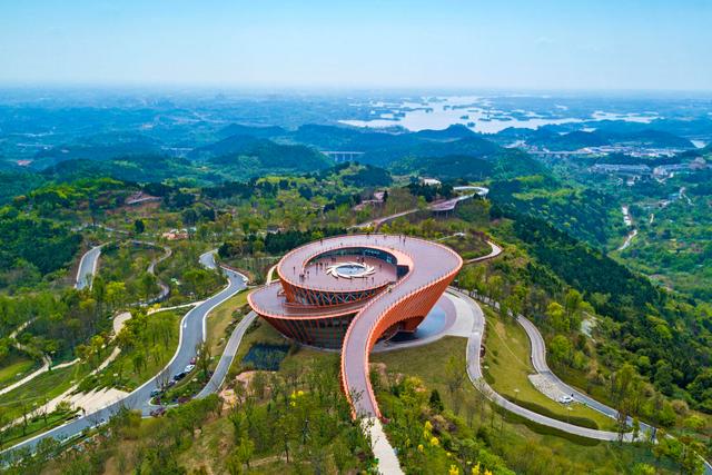 成都龙泉山城市森林公园的被称为"城市之眼"的丹景台.(胡大田摄)