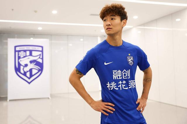 身披武汉三镇球衣的韦世豪 cfp供图