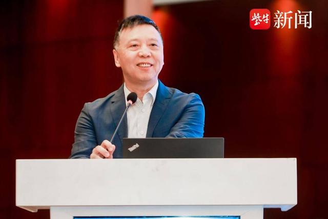 中华医学会耳鼻咽喉头颈外科分会主任委员,北京同仁医院副院长黄志刚