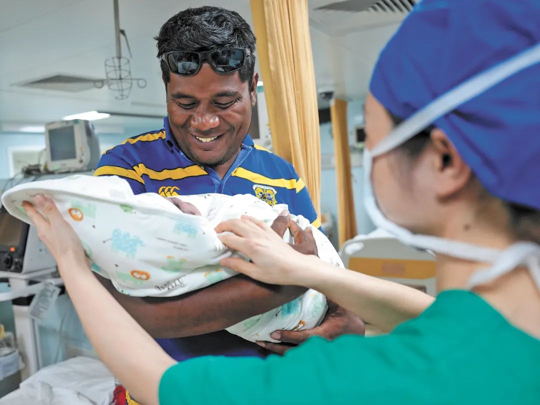 中国海军和平方舟医院船在基里巴斯接生一名"和平宝宝"|取名_新浪财经