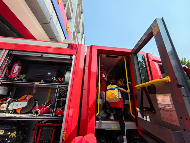 新京报小记者登上消防车,了解消防车的内部结构.新京报记者 苏季 摄