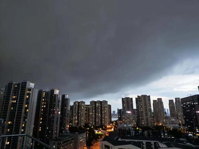 乌云密布 夏阳/摄拱墅区,上城区北部个别街道已出现大暴雨!