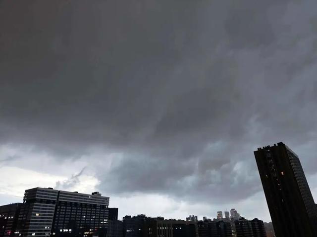 乌云密布 夏阳/摄拱墅区,上城区北部个别街道已出现大暴雨!