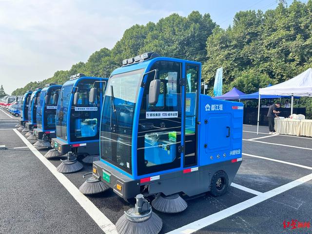 新投用的绿色新能源环卫清扫保洁作业车