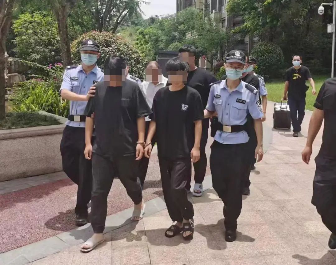 专案组民警在四川省开展抓捕行动的现场