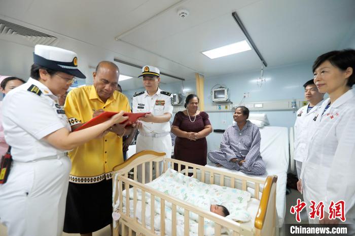 基里巴斯总统马茂为新生儿取名,并在出生证明上亲笔填写宝宝名字.