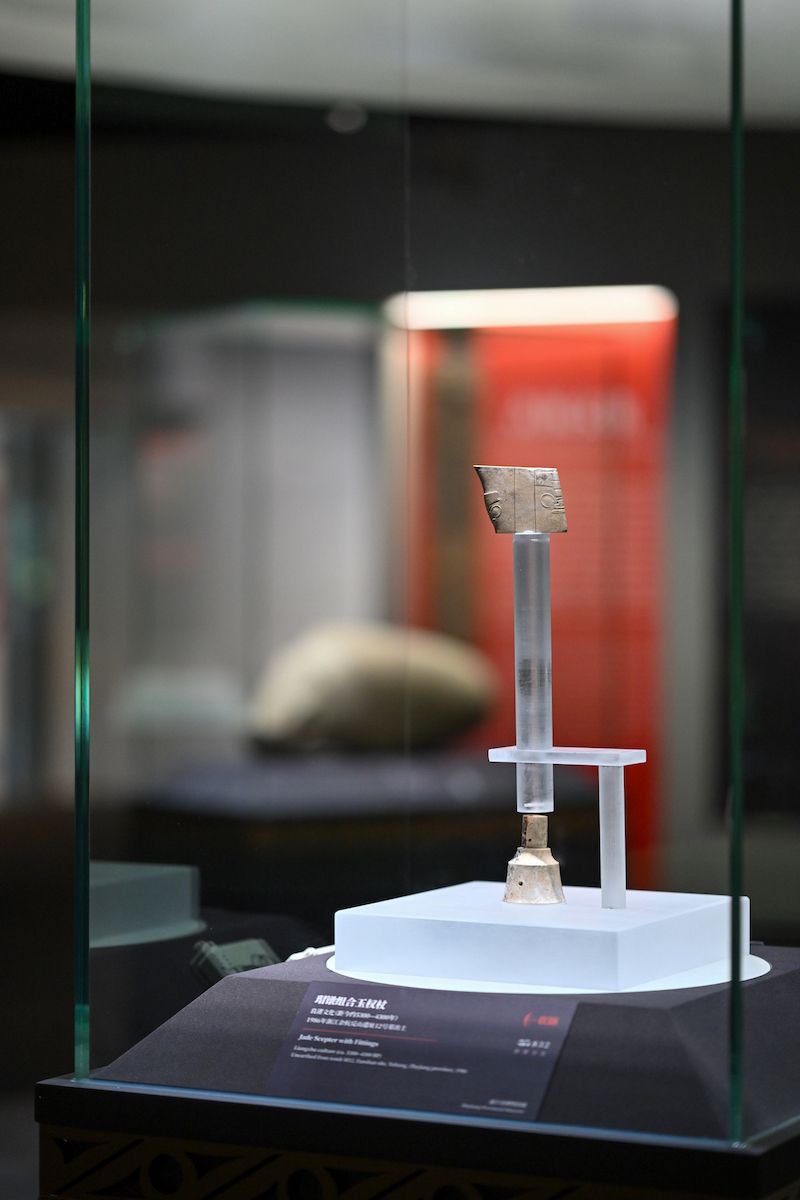 良渚文化&nbsp;瑁镦组合玉权杖&nbsp;1986年浙江反山遗址12号墓沉土