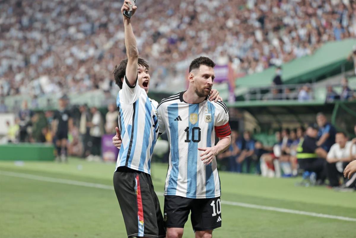 18岁少年拥抱梅西.图源:津云