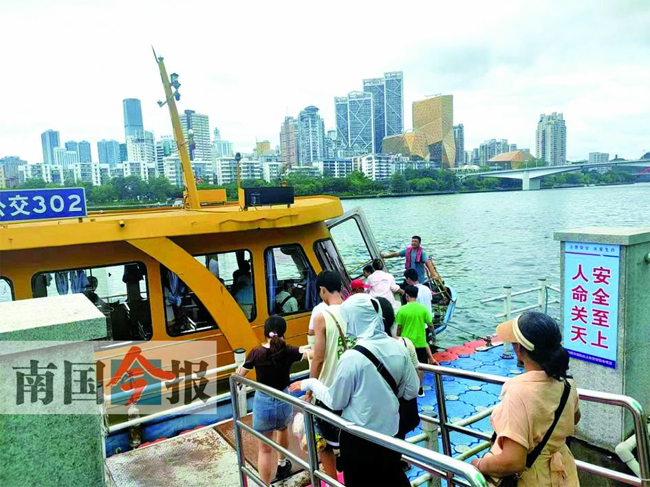 排队上船的旅客.记者 黄远来 摄