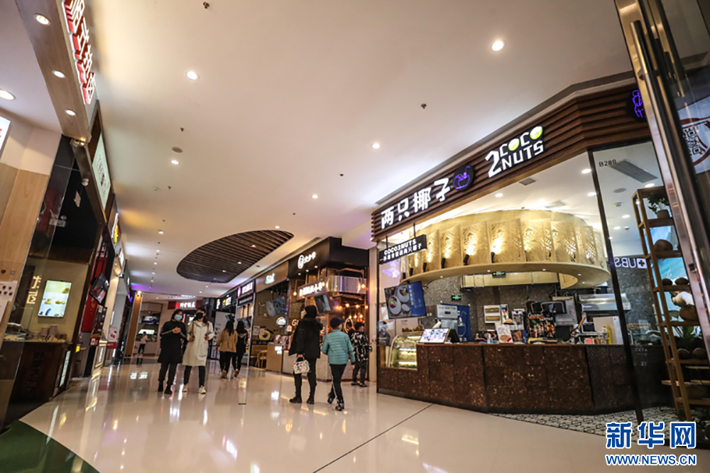 市民经过沈阳铁西万象汇商场内的美食区.新华社记者 潘昱龙 摄