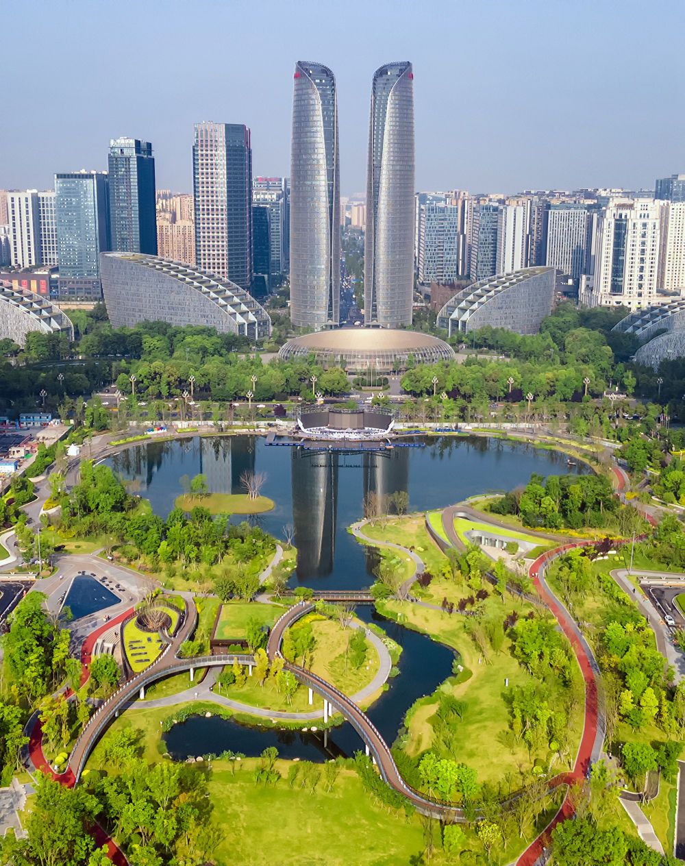 成都市交子公园和天府国际金融中心建筑群.新华社发(杜睿嘉摄)