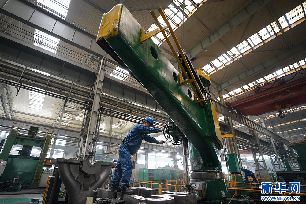 沈阳鼓风机集团股份有限公司的工人在车间工作.新华社记者 潘昱龙 摄