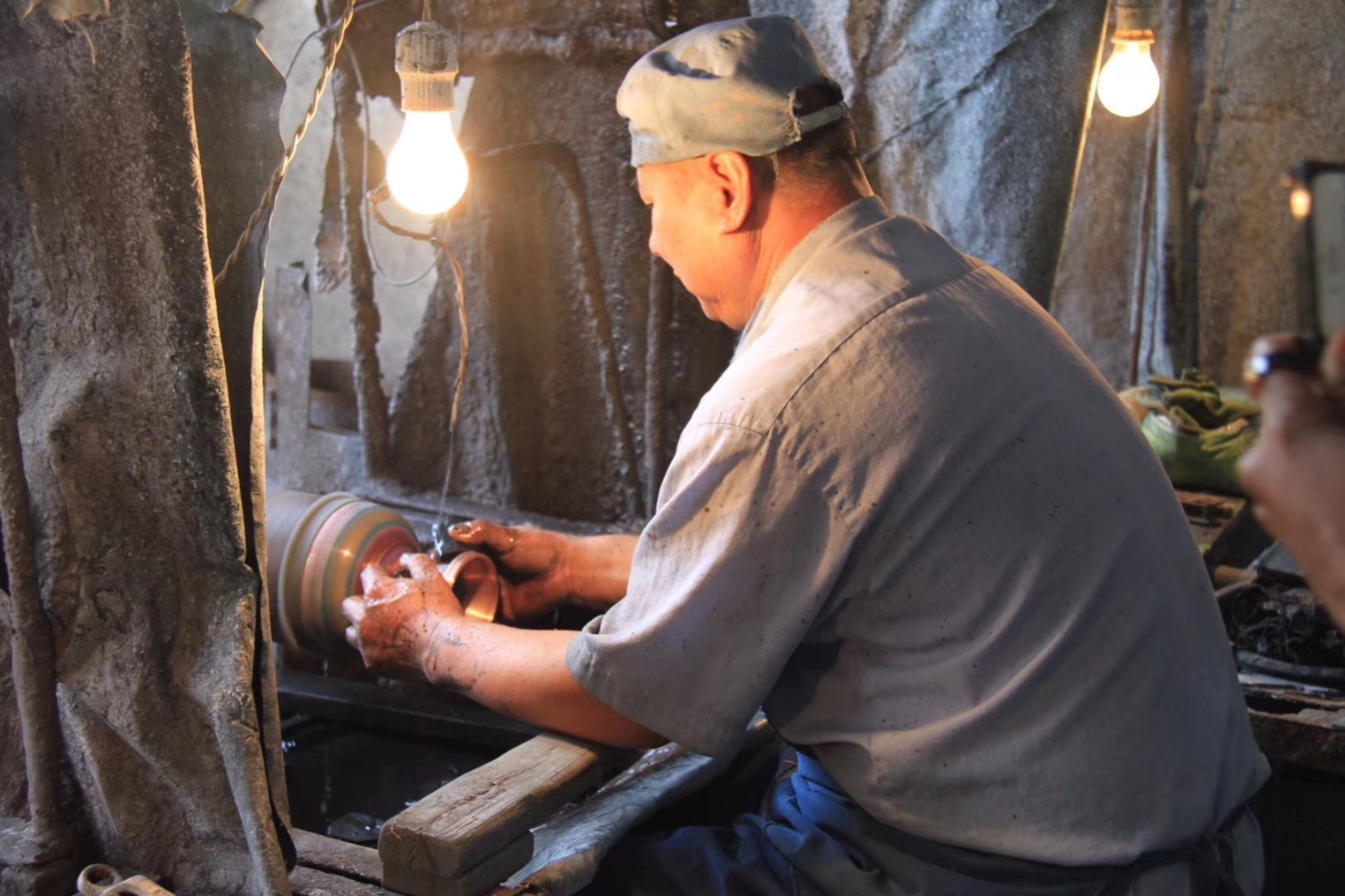 河北省香河县蒋辛屯镇的景泰蓝"微工厂",工人正在对景泰蓝工艺品打磨